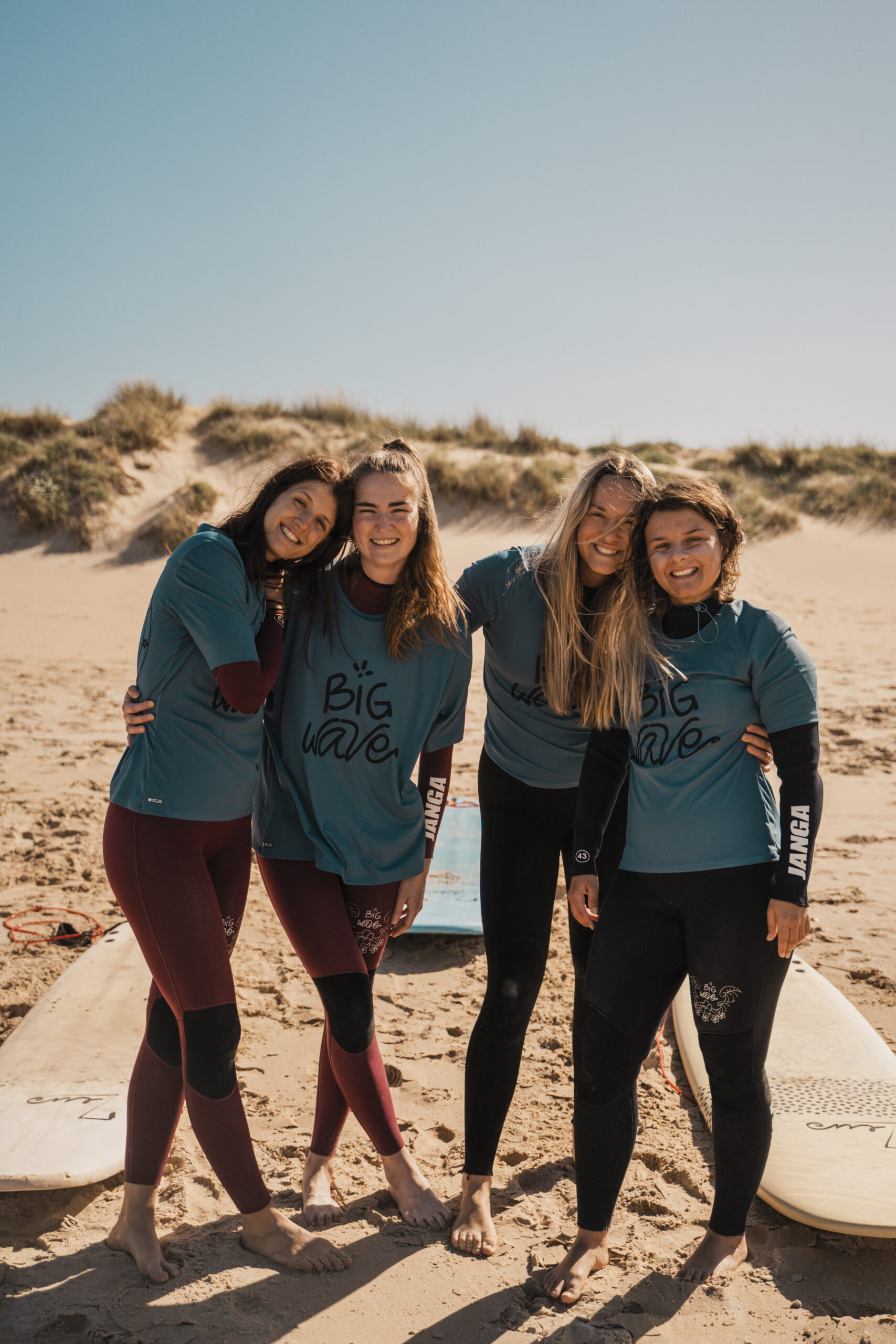 Grupo de jóvenes surfistas con sus tablas en la playa de El Palmar