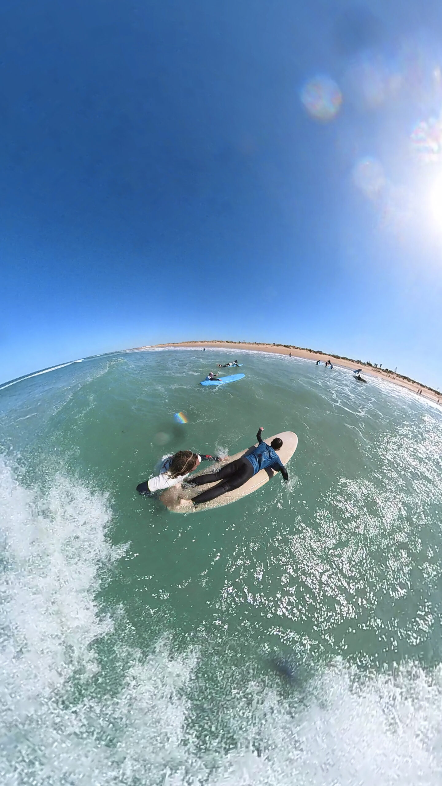 Surfista disfrutando una ola en la playa de El Palmar