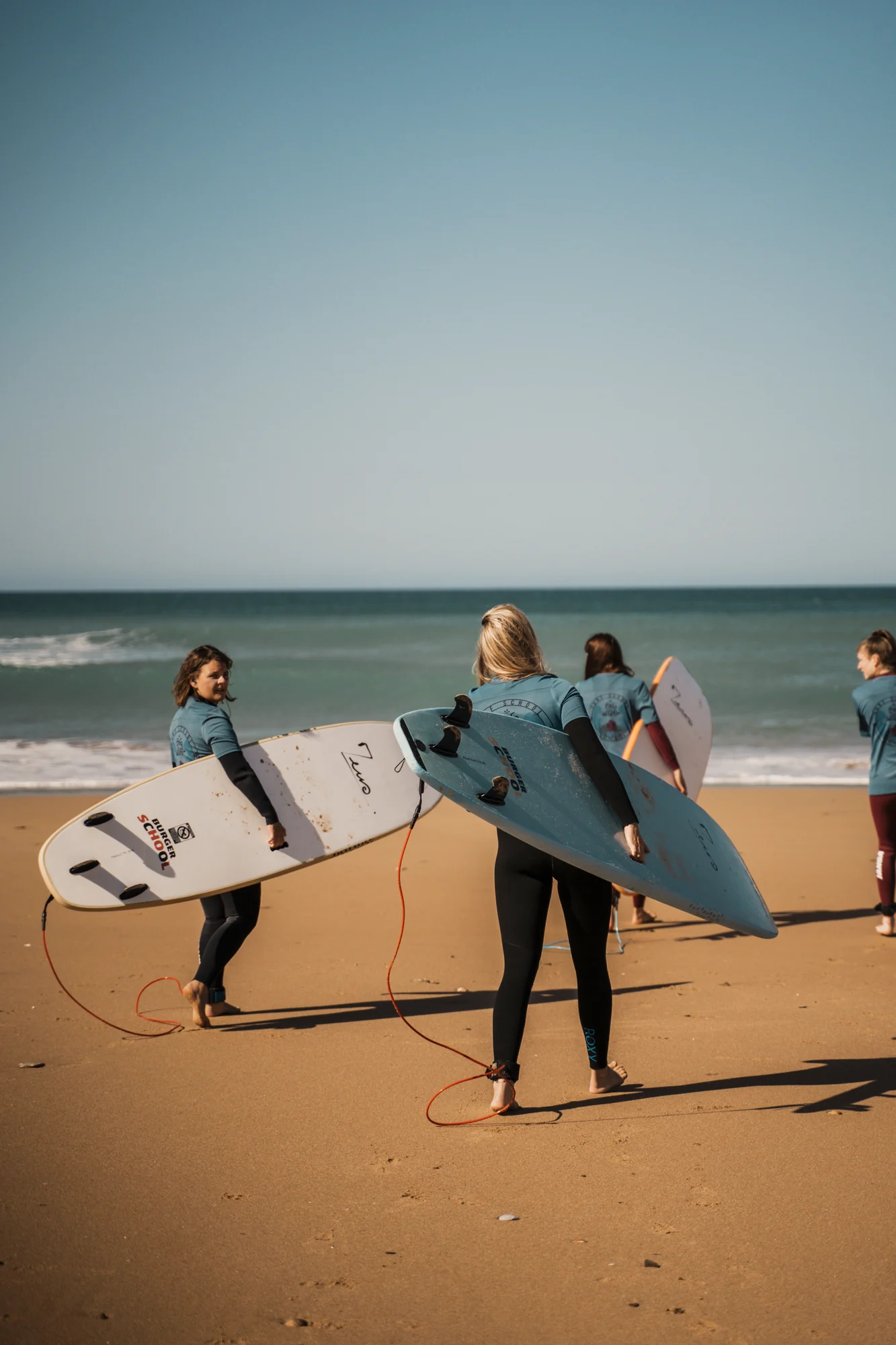 Alumnos de surf con sus tablas en El Palmar