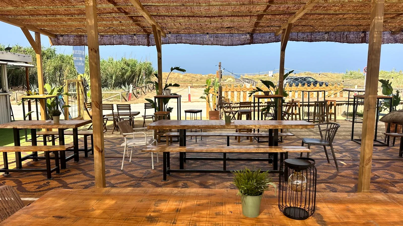 Surf bar de Big Wave frente a la playa de El Palmar