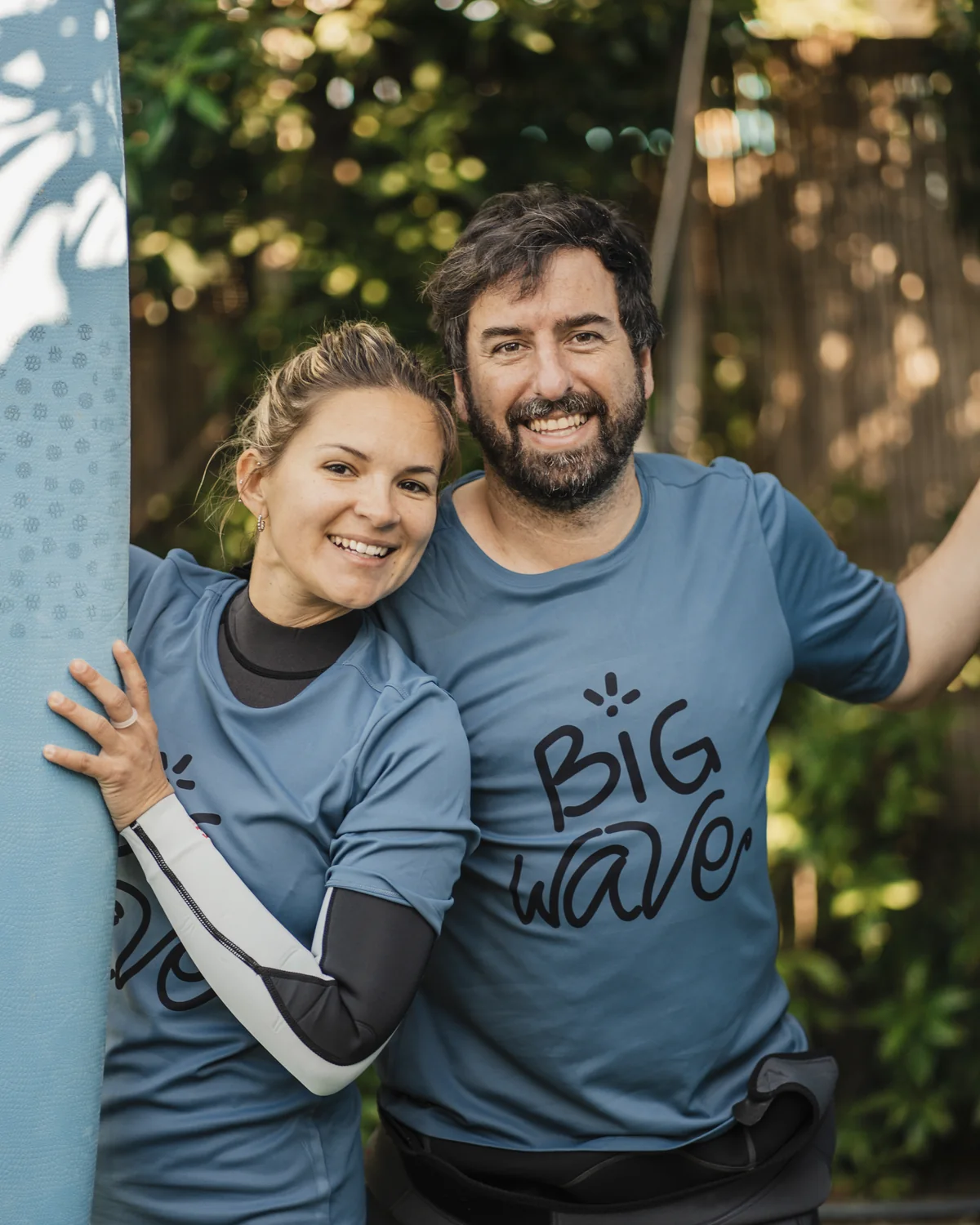 Alumnos de Big Wave Surf School con las camisetas de la escuela