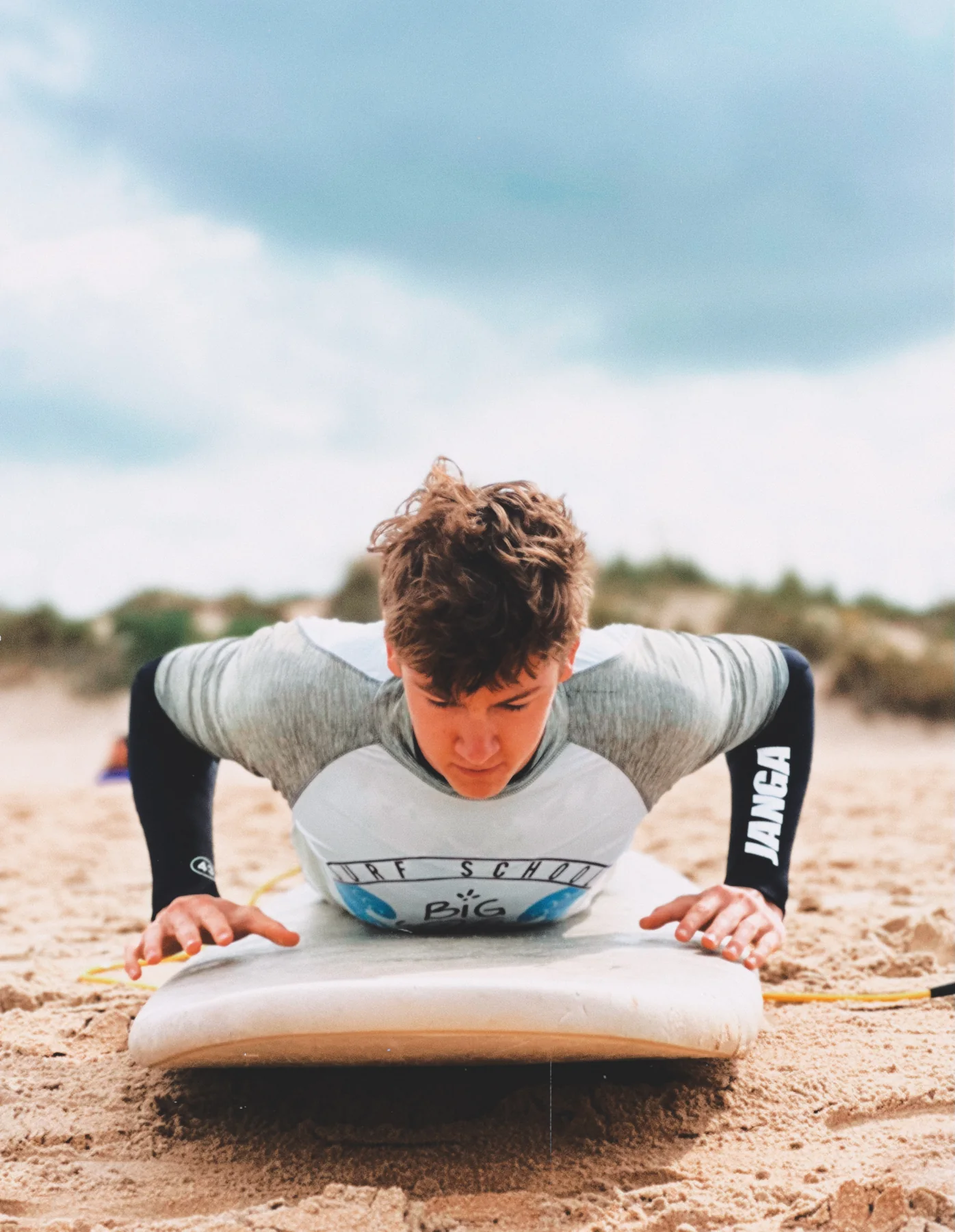 Alumno practicando la técnica antes de una clase de surf en El Palmar