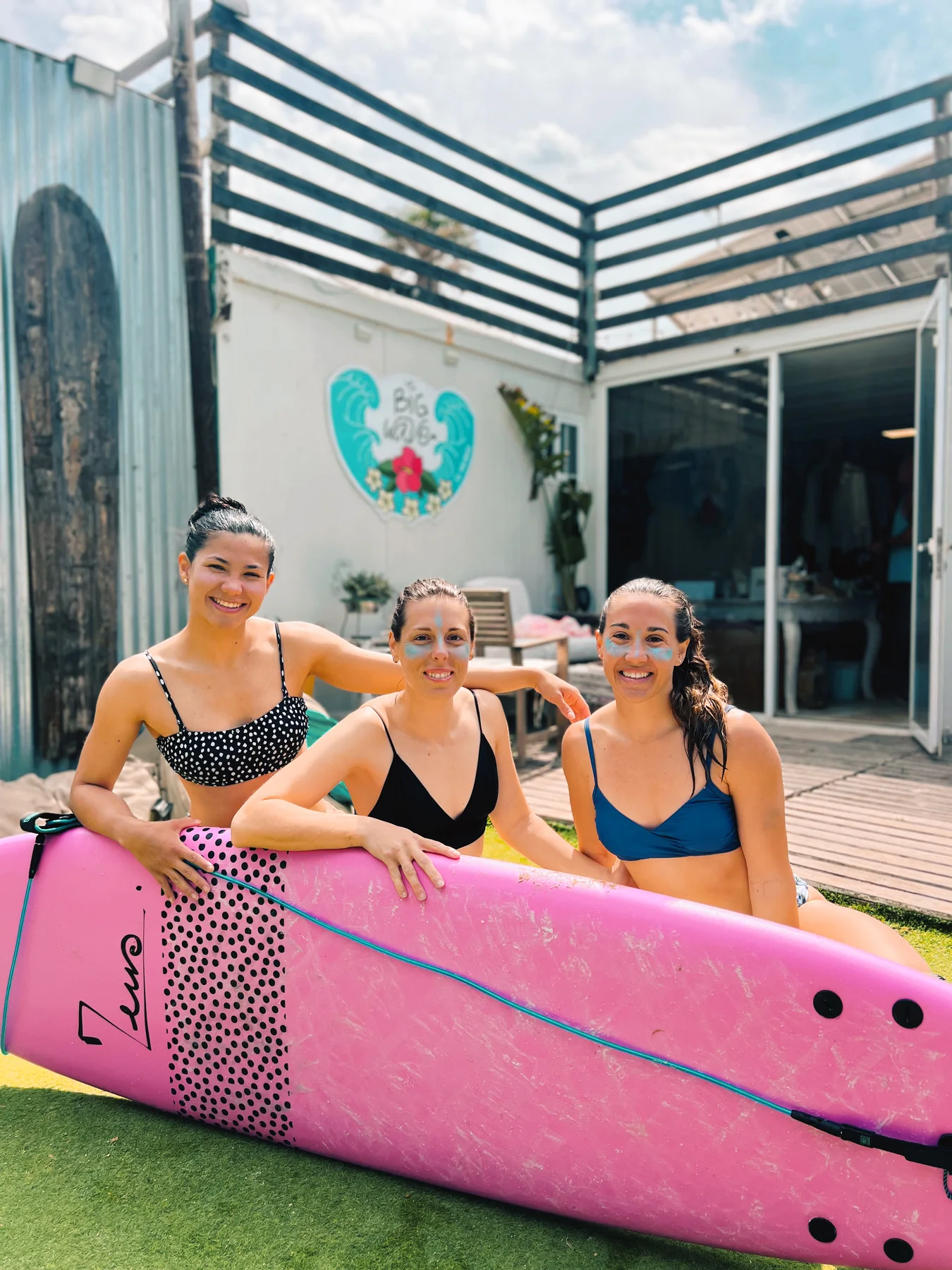 Amigas después de surfear en Big Wave Surf School, El Palmar