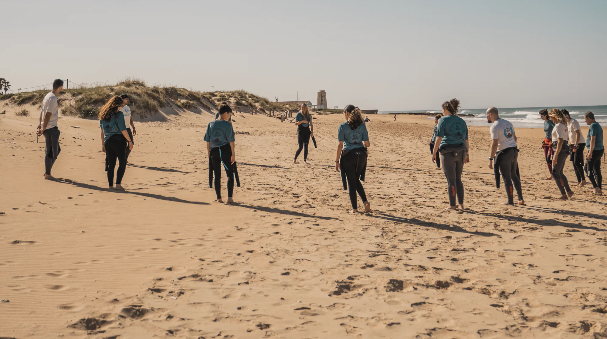 Grupo de alumnos de Big Wave Surf School en la playa de El Palmar
