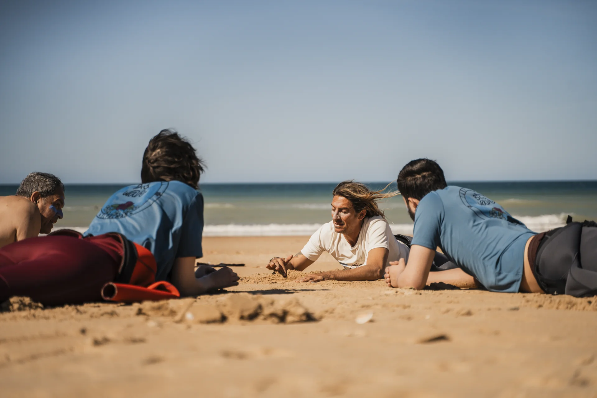 Alumnos reales de Big Wave practicando surf en la playa de El Palmar