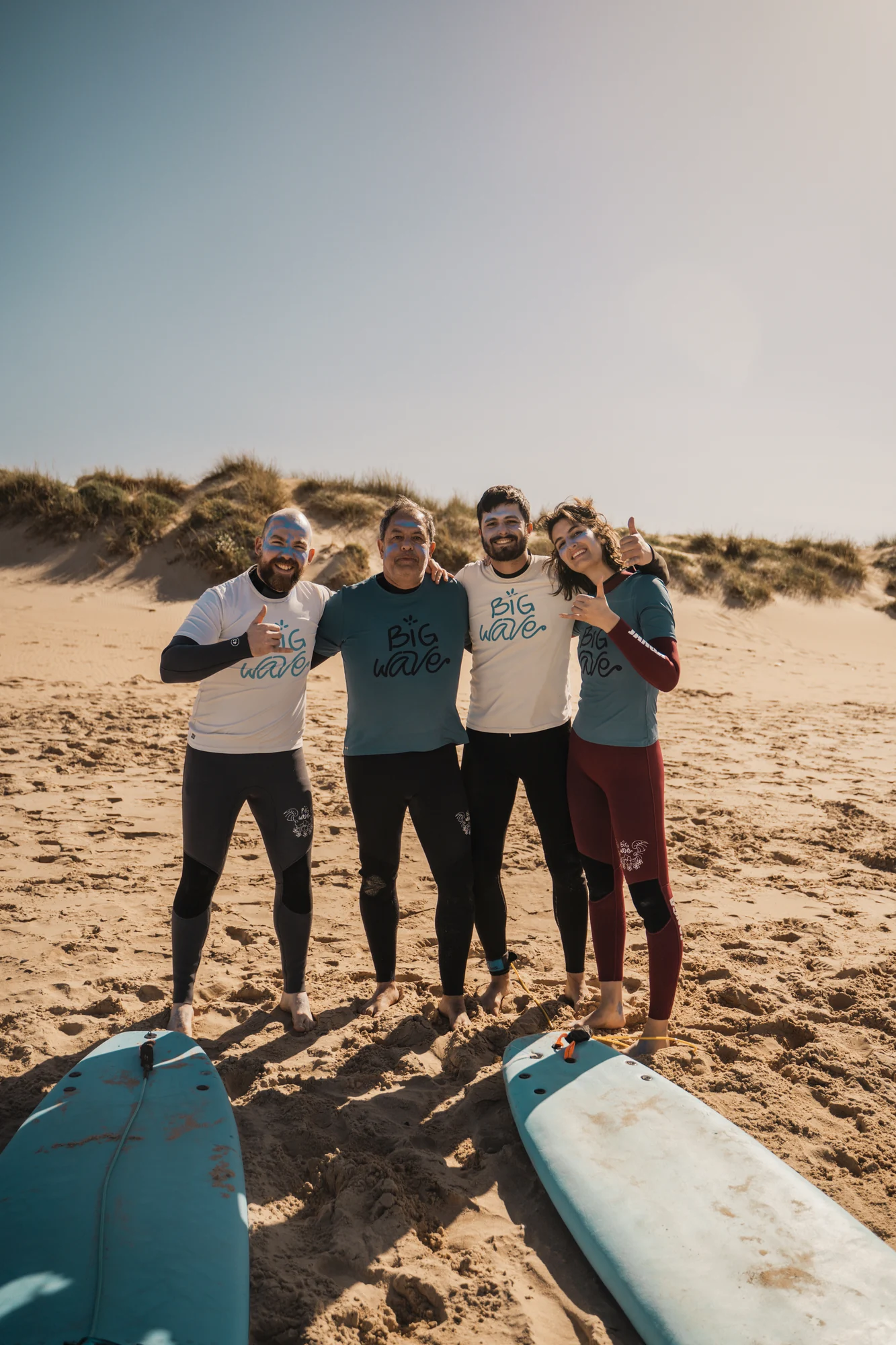 Grupo de alumnos adultos compartiendo una experiencia de surf en Big Wave
