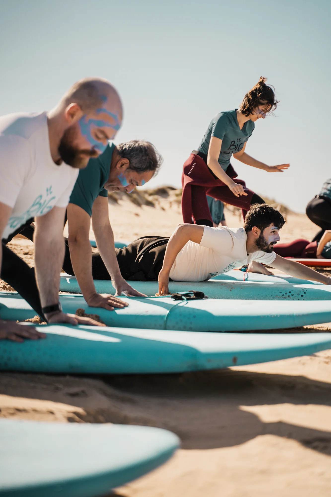 Práctica de técnica de surf en la arena