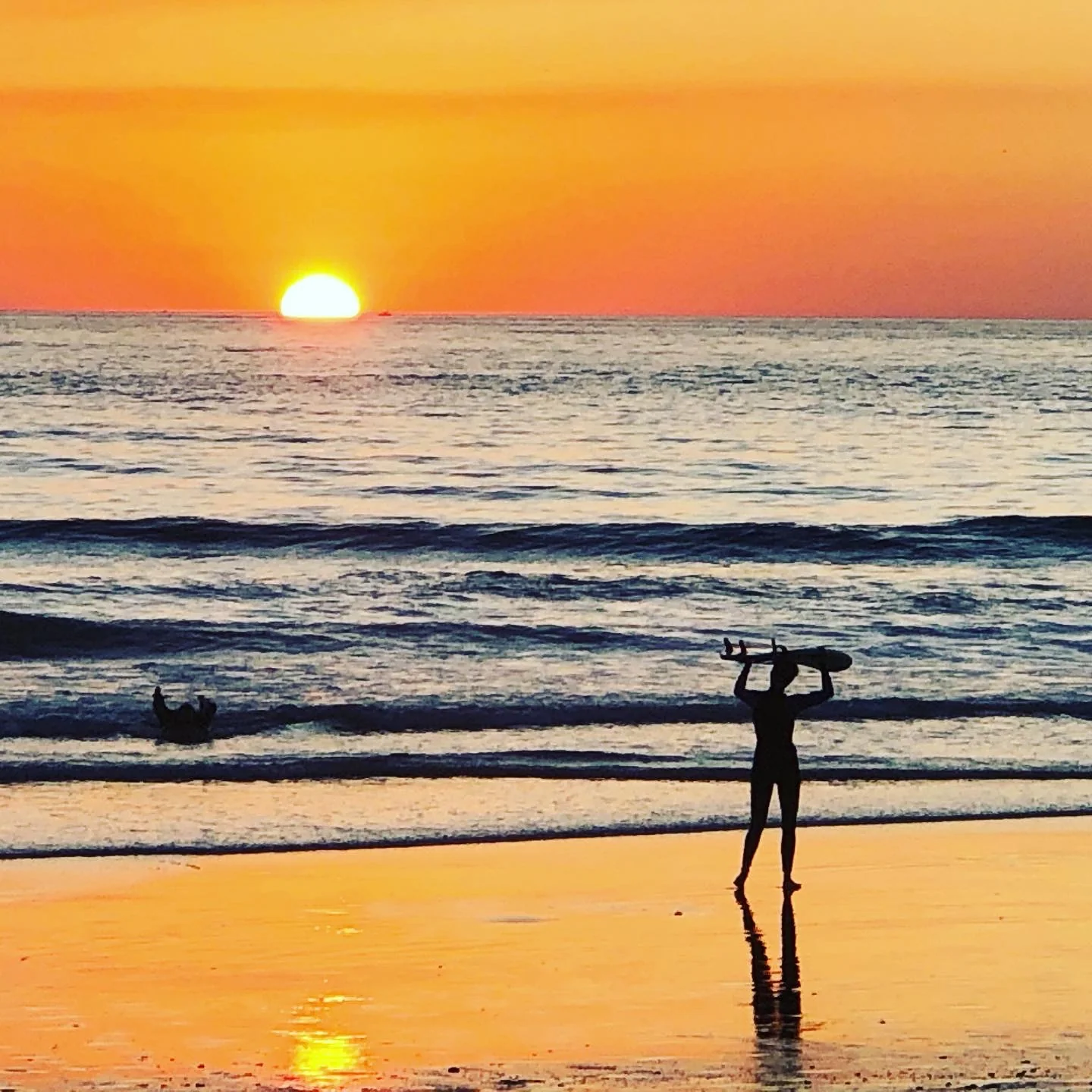 Atardecer junto al mar durante un surf camp en El Palmar