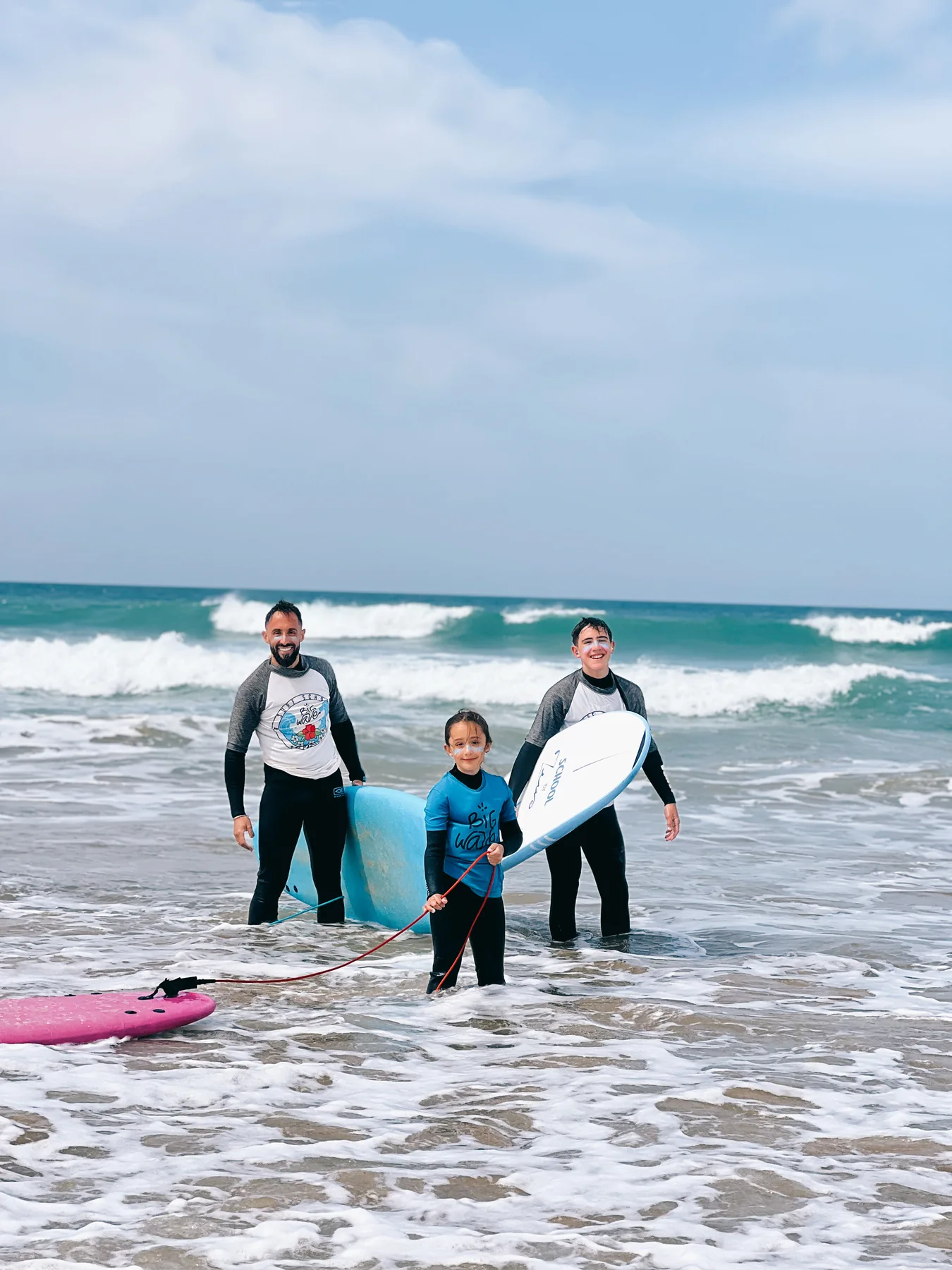 Grupo disfrutando de un surf camp de Big Wave en El Palmar