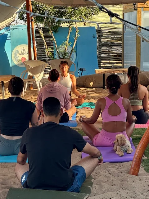 Sesión de yoga incluida en la experiencia de surf camp