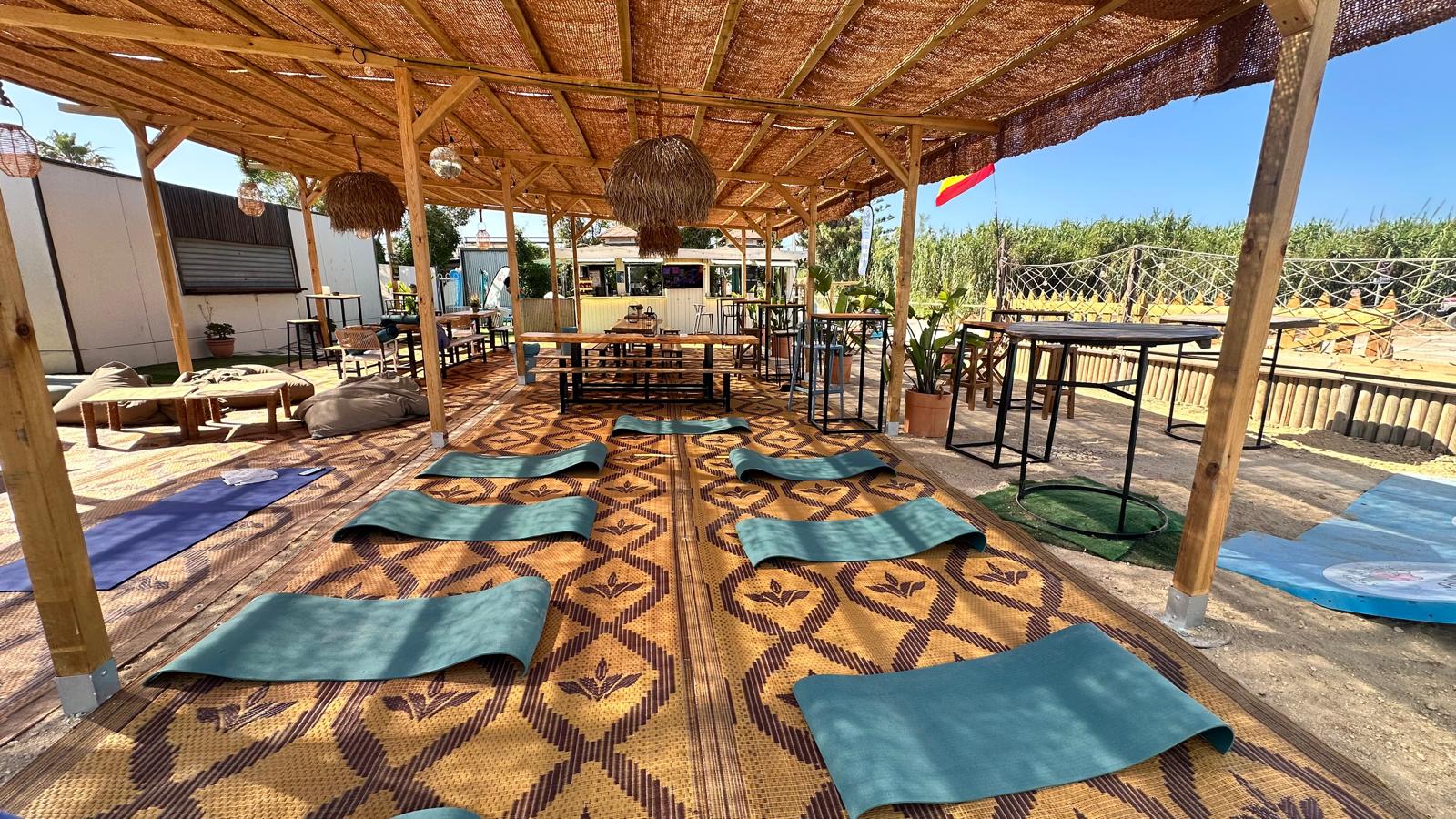Zona de yoga preparada para los Surf Camps de Big Wave